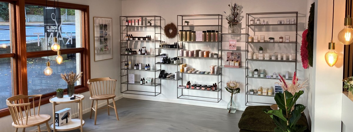 Produkter og venteområde hos Salon KANT